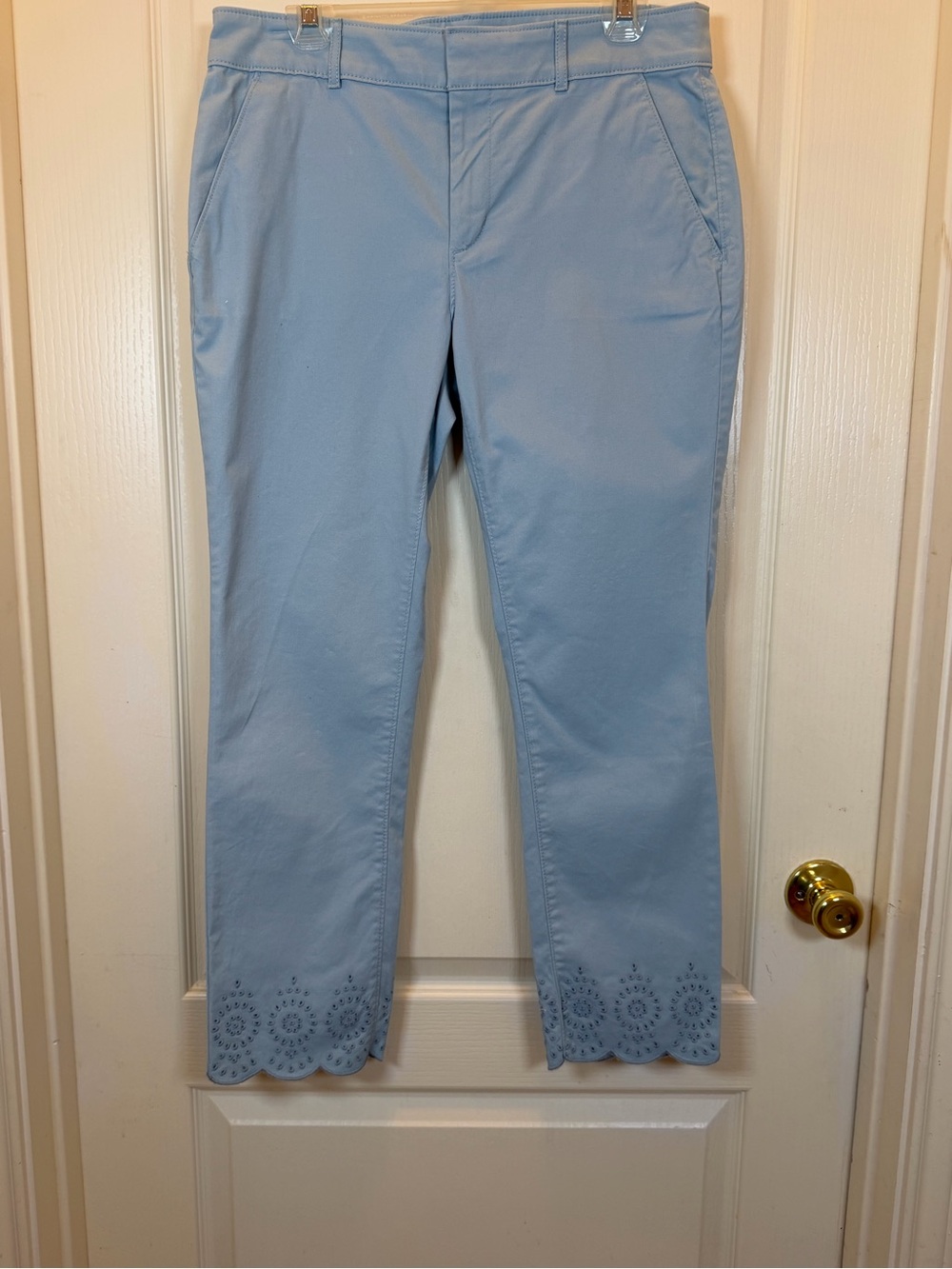 LOFT Mint Green Cropped Pants  with Scalloped Eyelet Hem. Size 8